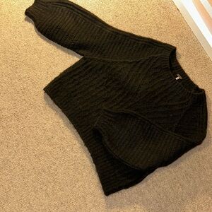Black FREE PEOPLE Sweater
Size:  XS
Fun shape, slightly ballooned sleeve!